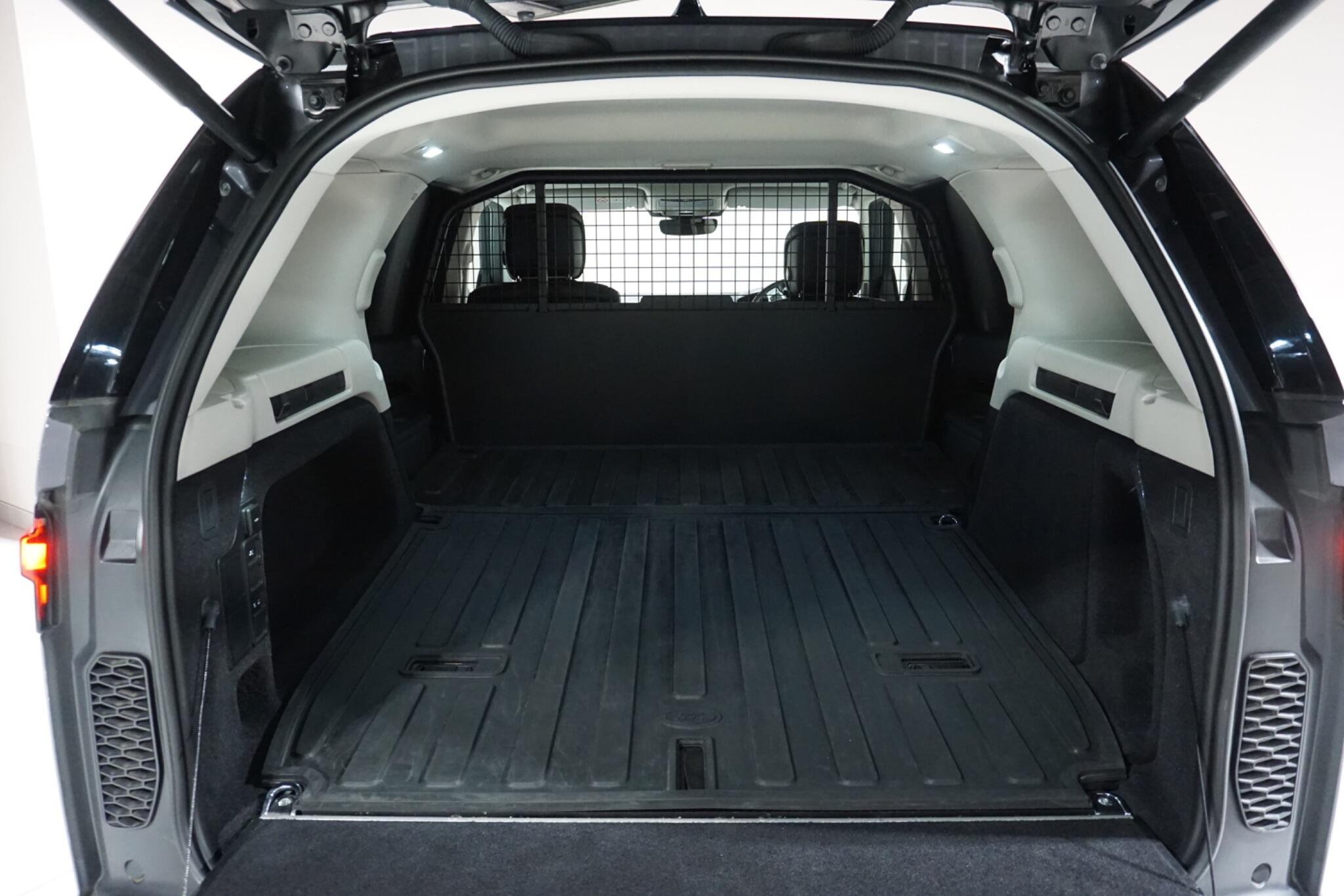 Land Rover Discovery 3.0 D300 MHEV SE SUV 5dr Diesel Auto 4WD Euro 6 (s/s) (300 ps)